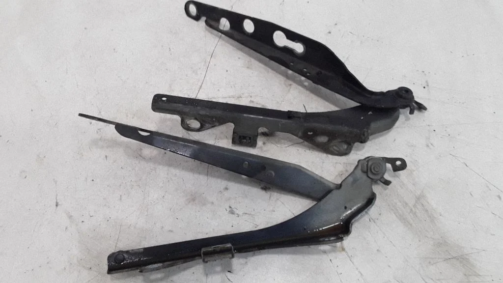 Engine bonnet/hood hinges