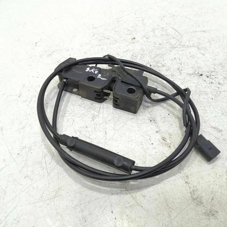 Engine bonnet/hood lock/catch – front