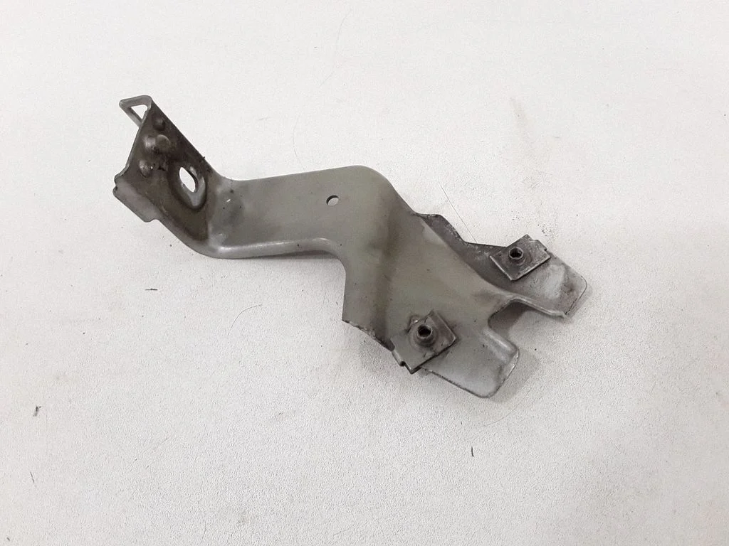 Fender mounting bracket – right
