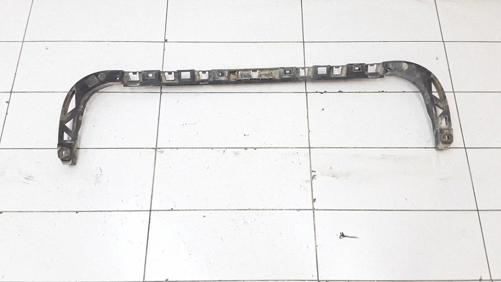 Rear bumper mounting bracket