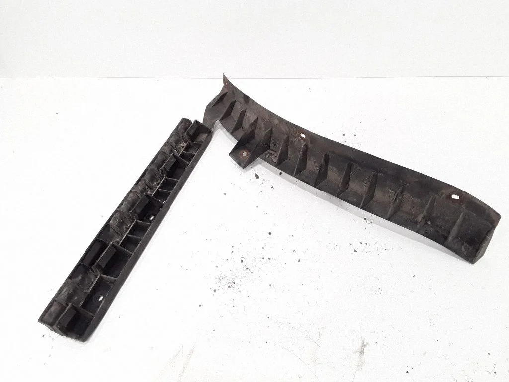 Rear bumper mounting bracket 3B0807394RE