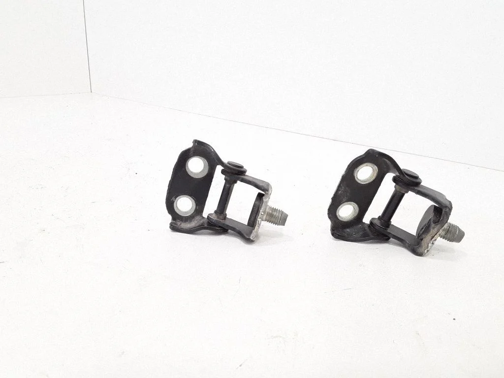 Tailgate/trunk/boot hinge