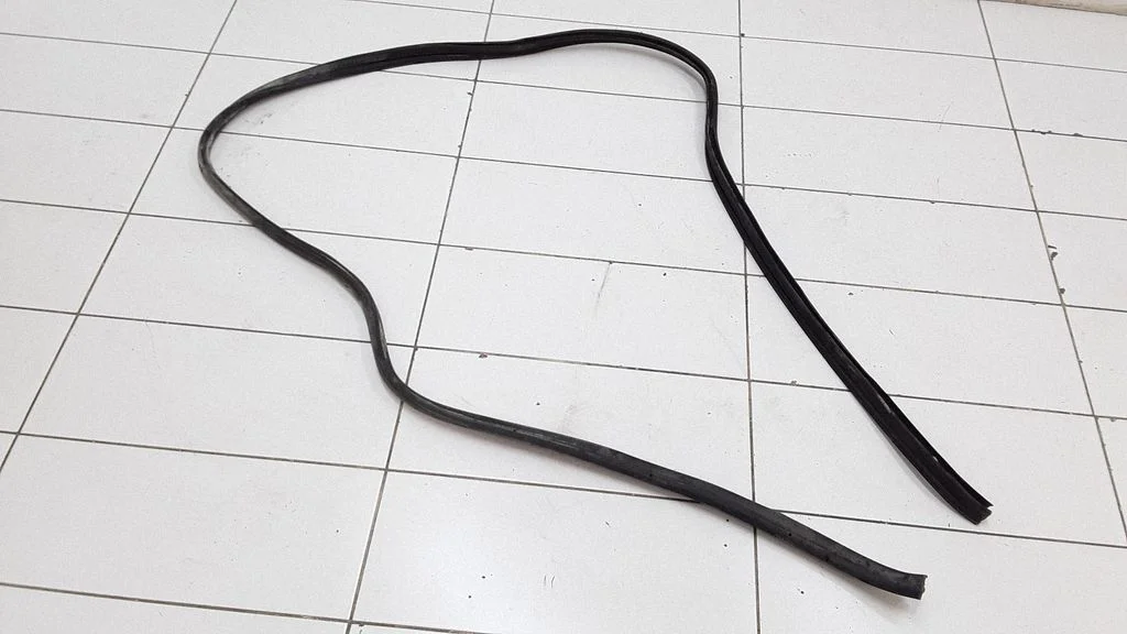 Loading door rubber seal (on body) – Renault Megane II (2002-2005)