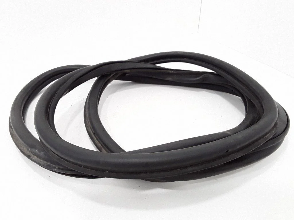 Loading door rubber seal (on body) 8E9827705