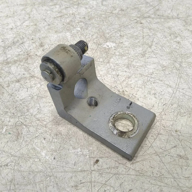 Front door upper hinge – Skoda Octavia Mk2 (1Z) (2004-2013)