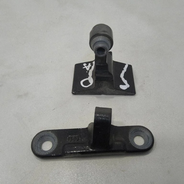 Zawias dolny drzwi przednich – BMW Seria 5 F10 F11 (2009-2016)