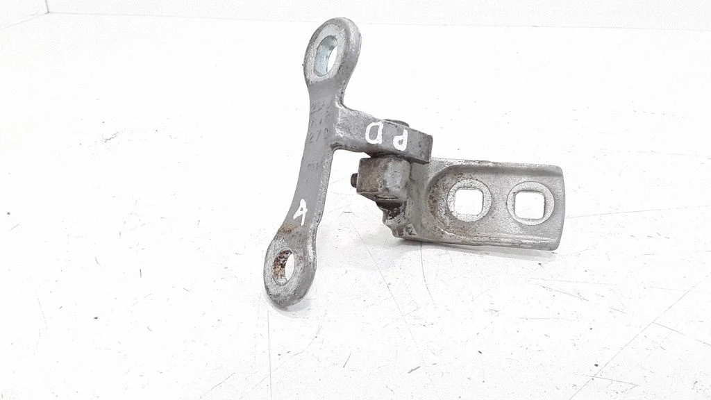 Front door lower hinge – front right