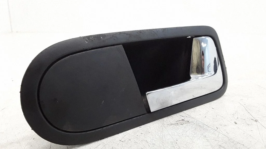 Front door interior handle – front right
