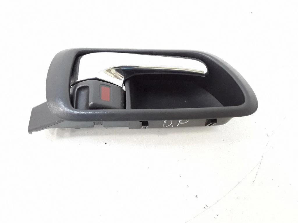 Front door interior handle – front right