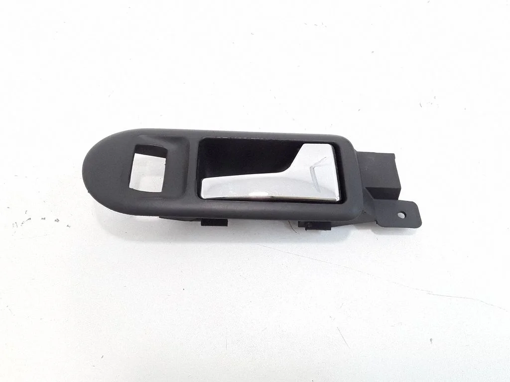 Front door interior handle – front right