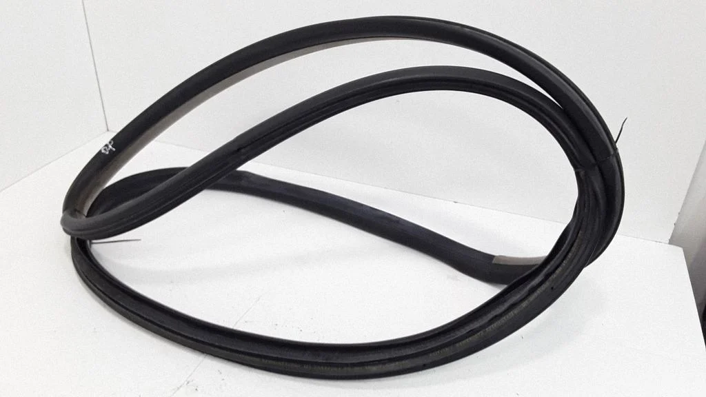 Front door rubber seal – front right