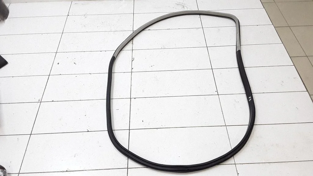 Front door rubber seal – front right
