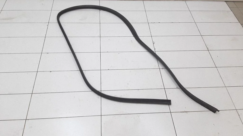 Front door rubber seal – left