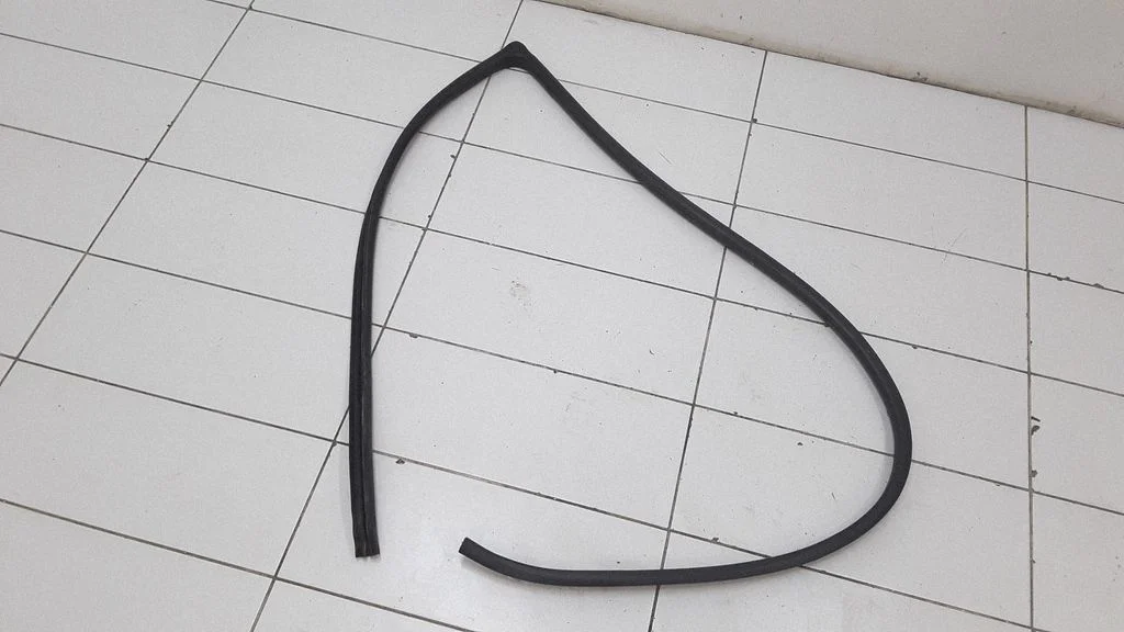 Front door rubber seal – right
