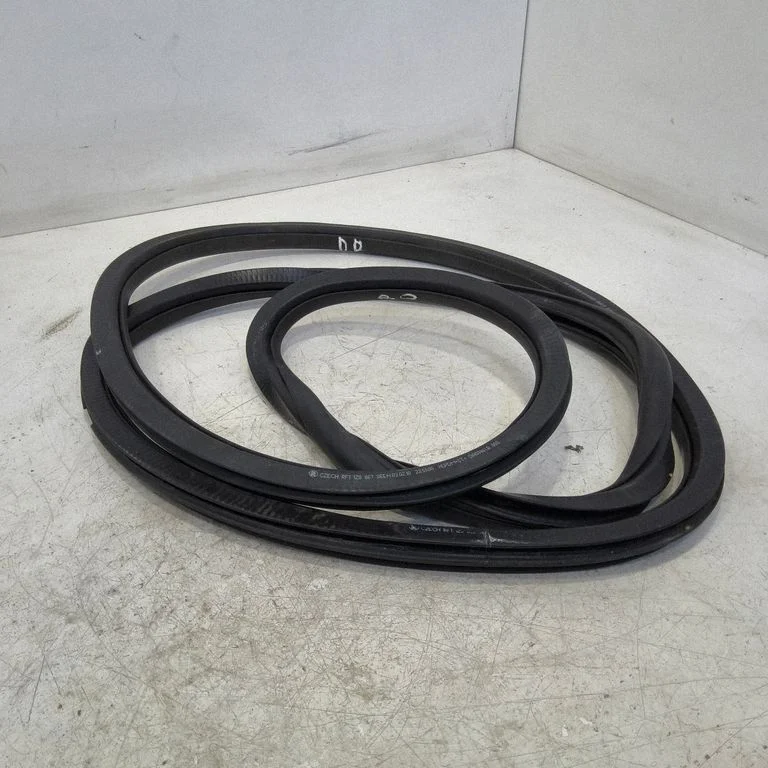 Front door rubber seal – front right