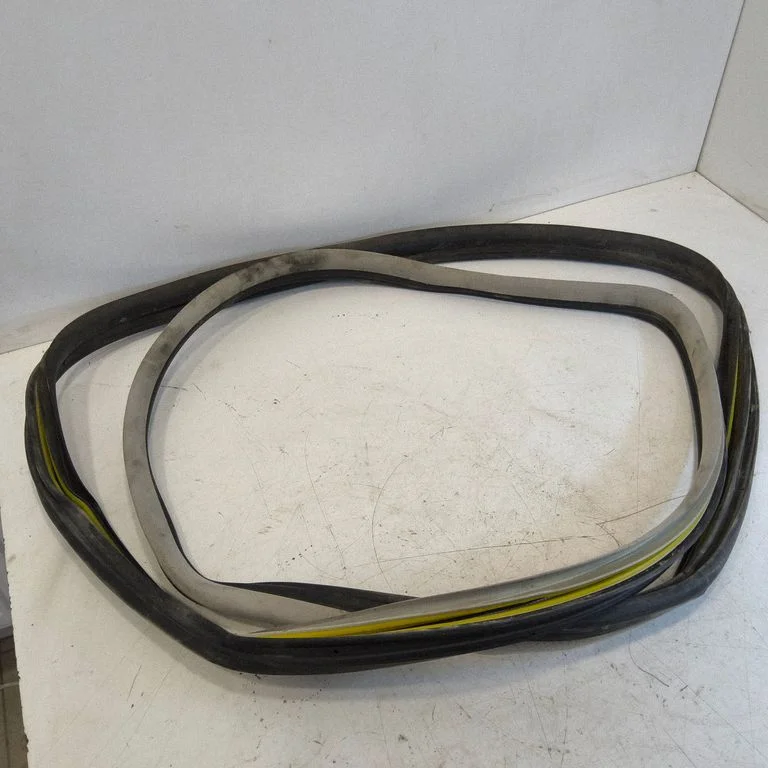 Front door rubber seal – front right