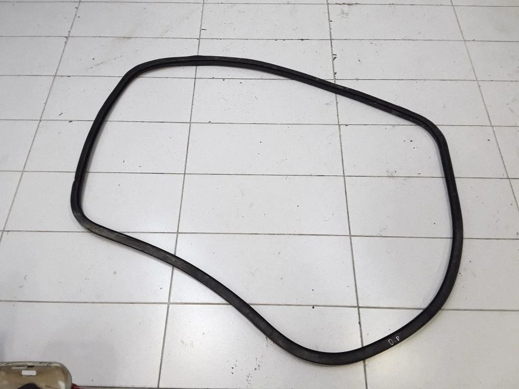 Front door rubber seal – front right