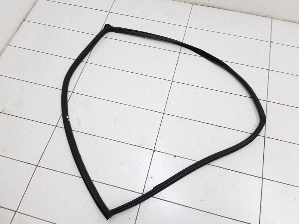 Front door rubber seal – front right