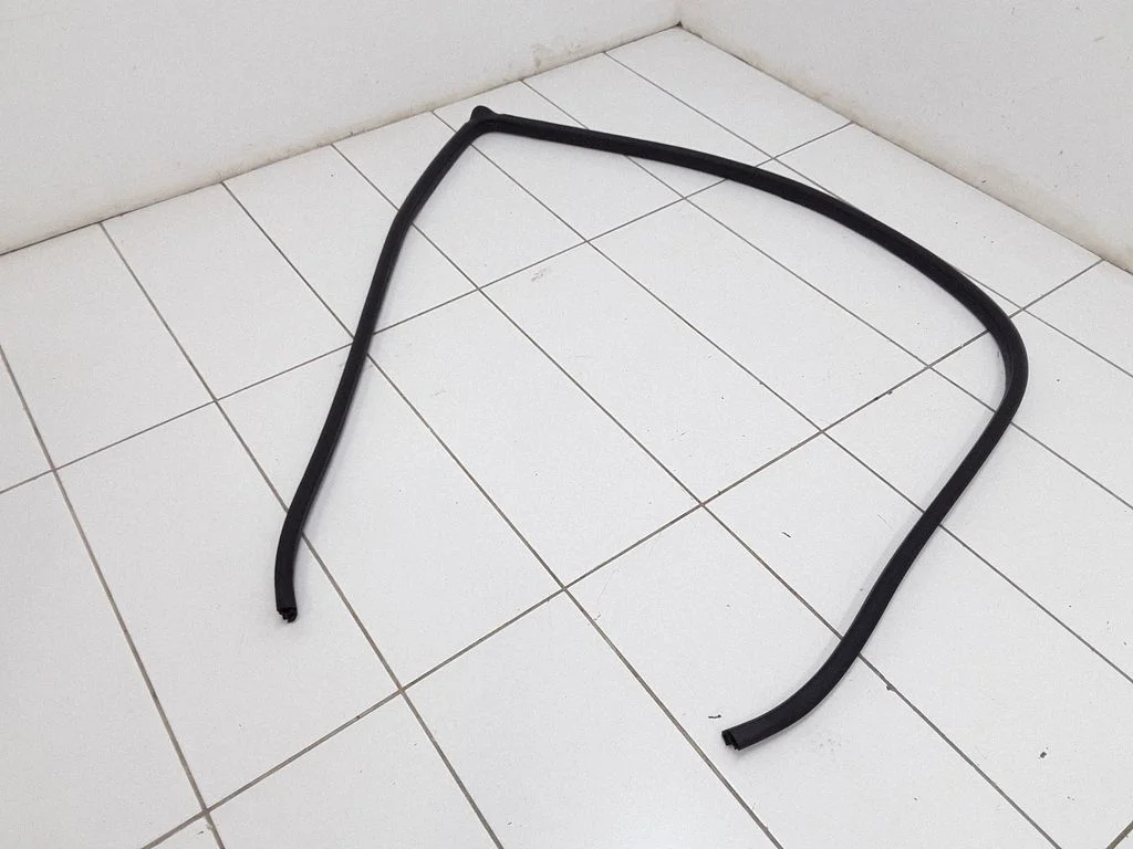 Front door rubber seal – Toyota Avensis T250 (2003-2006)