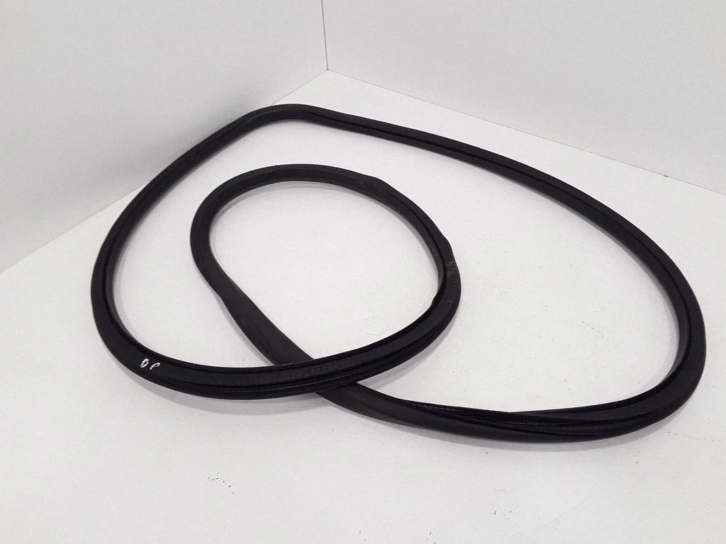 Esiukse tihend (kere pool) – Opel Insignia A (2008-2017)