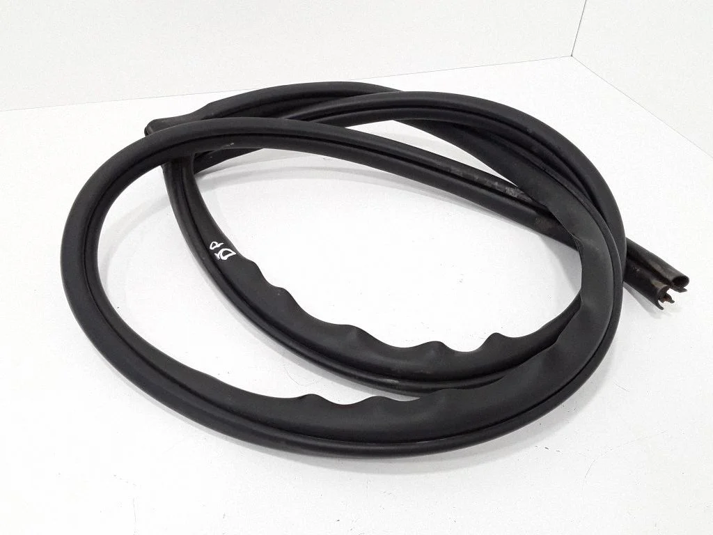 Front door rubber seal – right