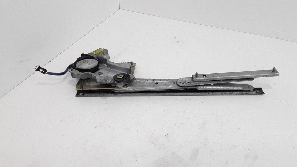 Front door window regulator with motor 824603E000