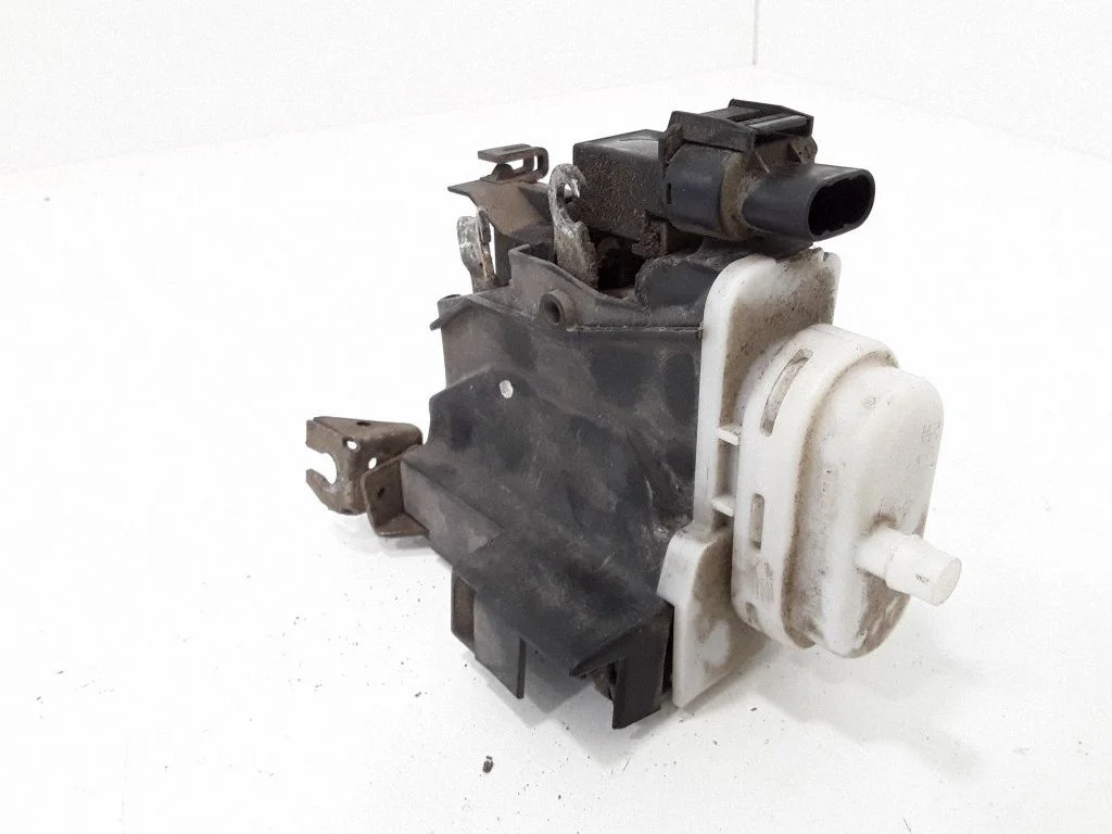 Front door lock 8D1837016A
