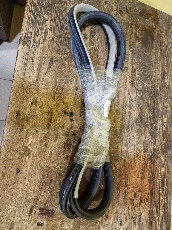 Rear door rubber seal (on body) – rear right
