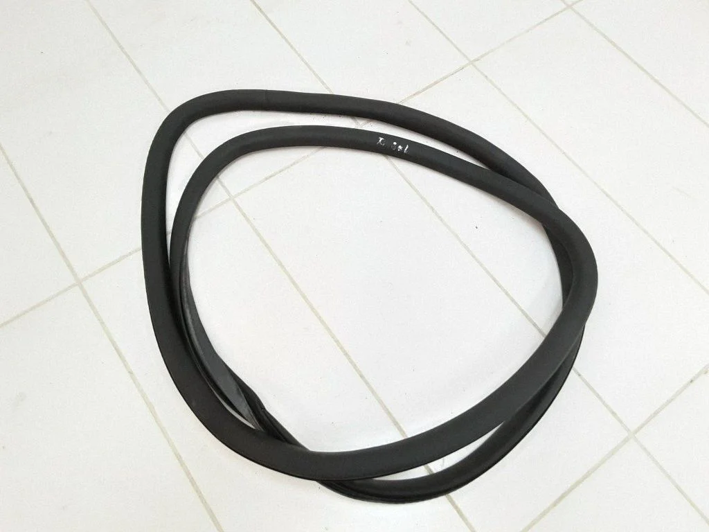 Rear door rubber seal (on body) 8E9833721