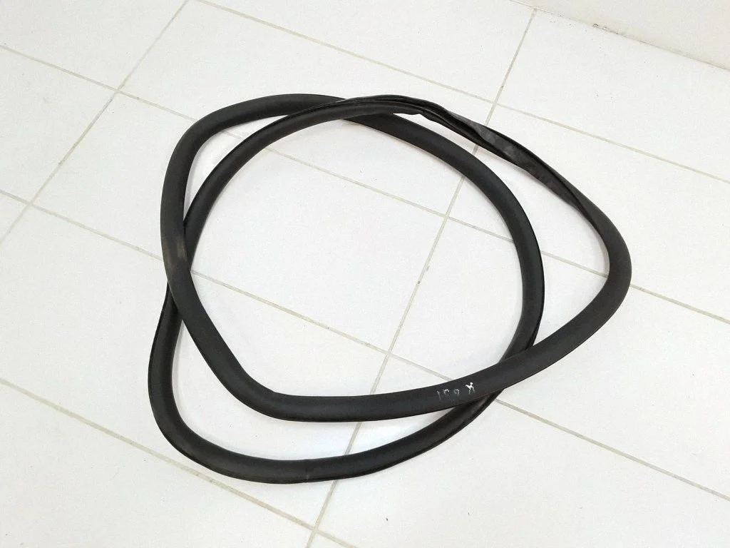 Rear door rubber seal (on body) 8E9833721