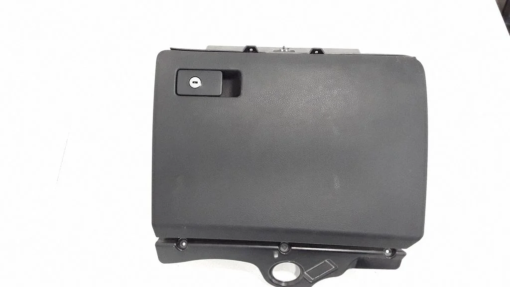 Glove box – front