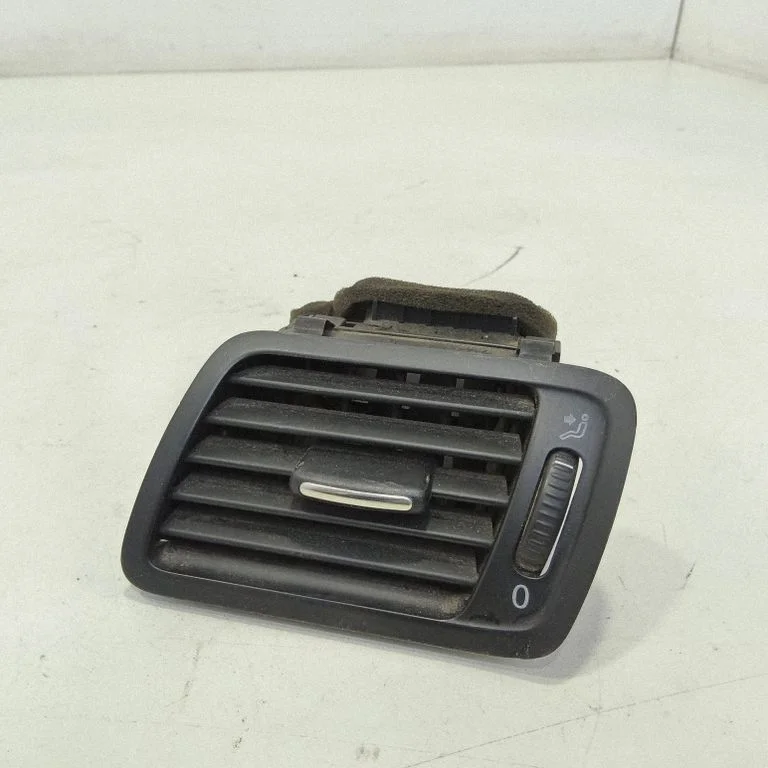 Armatuurlaua külje õhutusresti kate – Volkswagen Passat B6 (2005-2010)