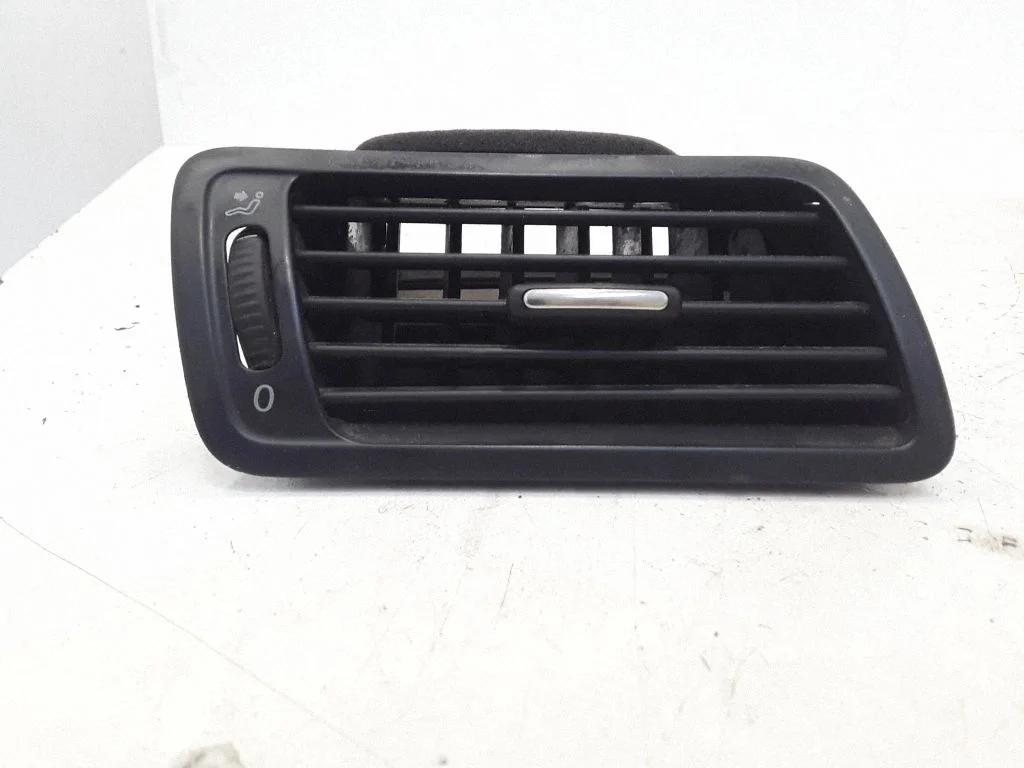 Dashboard side air vent grill/cover trim – front right