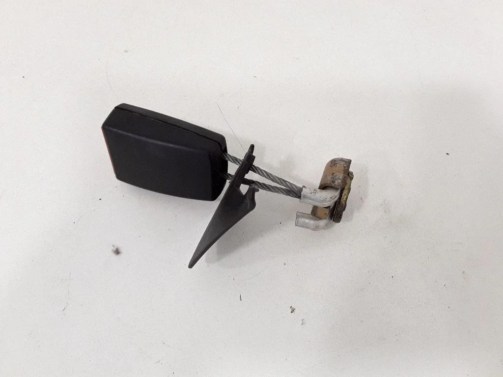 Rear seatbelt buckle