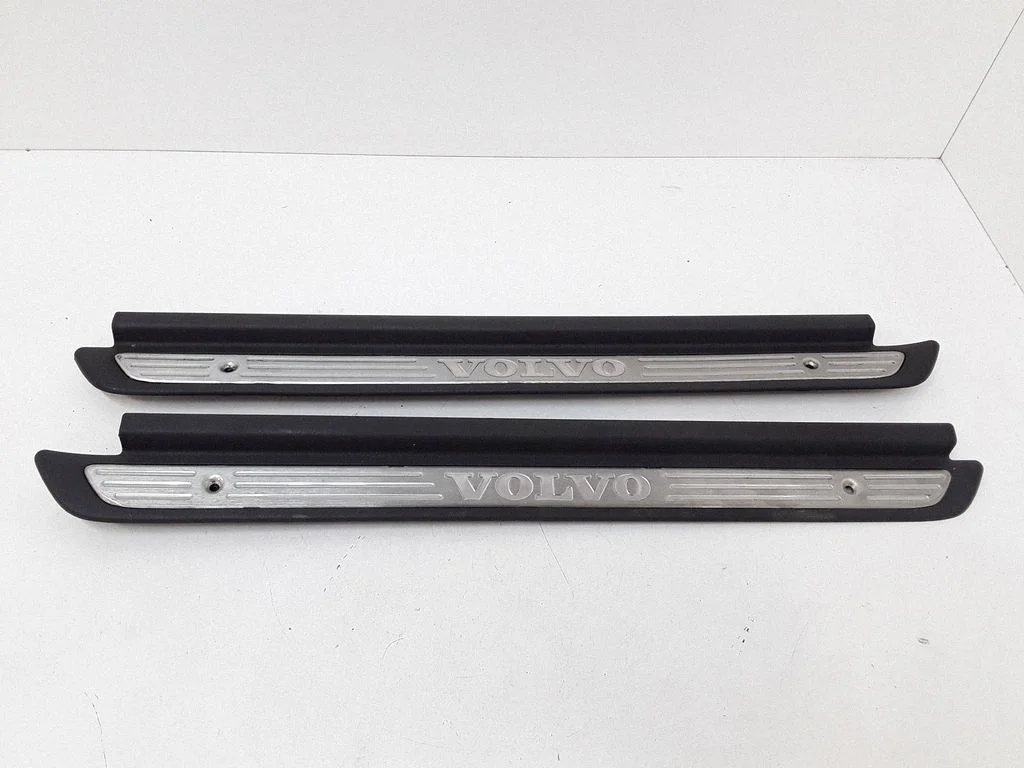 Front sill trim cover