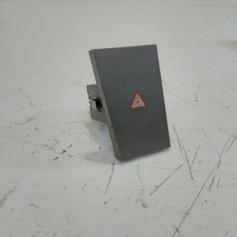 Hazard light switch 13138255