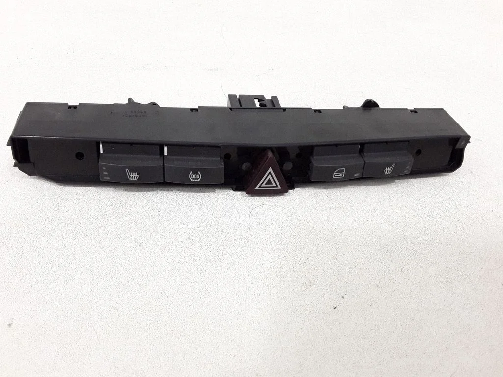 Hazard light switch 13100113