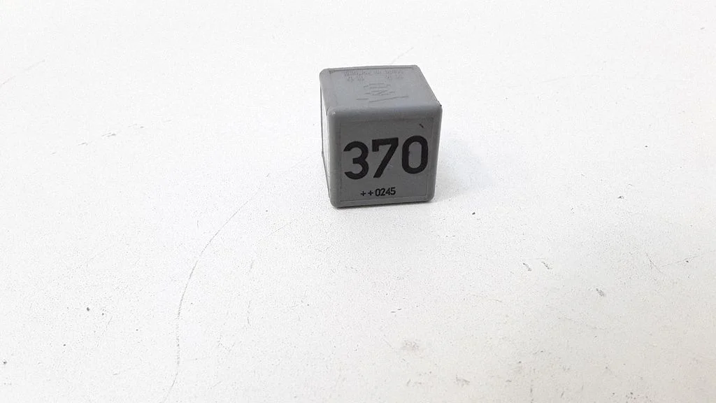 Other relay 8D0951253