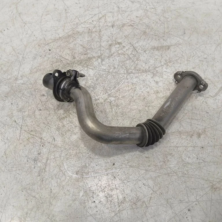 EGR-klapi toru (-d)/ voolik (-ud) – eesmine