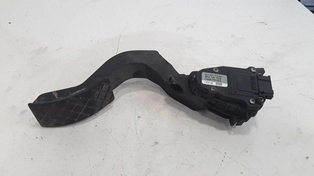 Accelerator throttle pedal 8E2721523