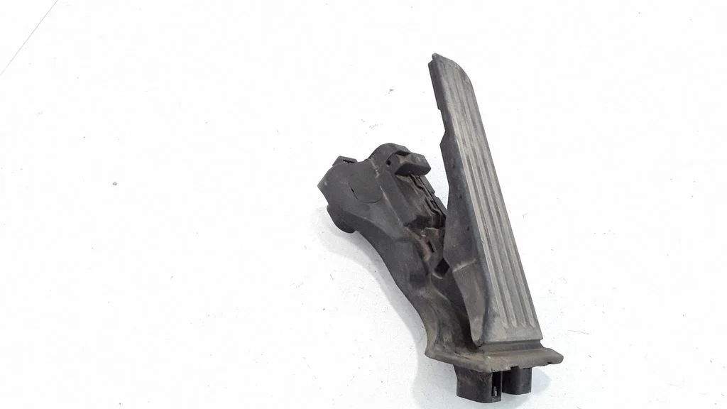 Accelerator throttle pedal