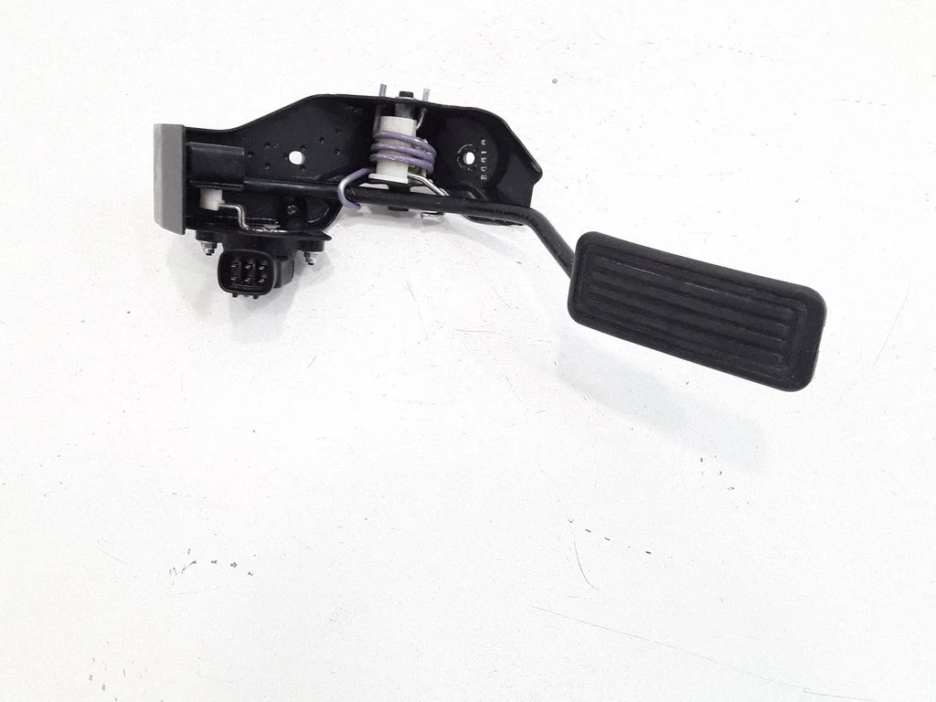 Accelerator throttle pedal – Toyota Avensis T250 (2006-2009)