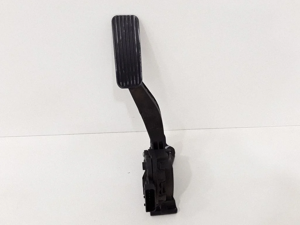 Accelerator throttle pedal 13237356