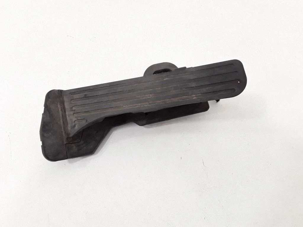 Accelerator throttle pedal