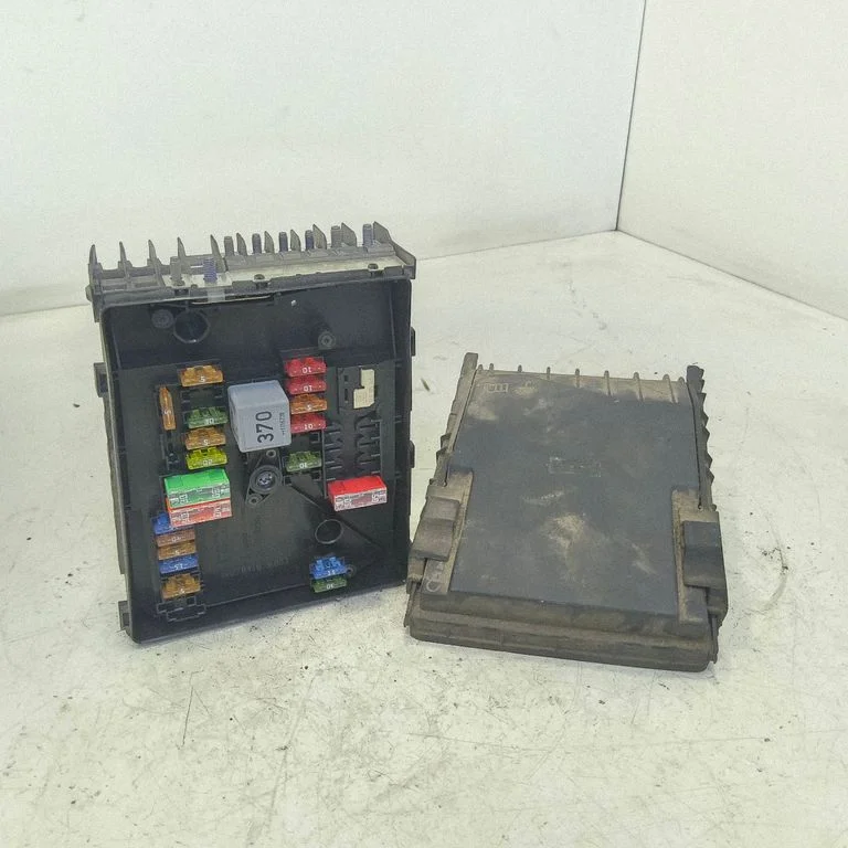 Fuse module – Volkswagen Caddy (2004-2010)