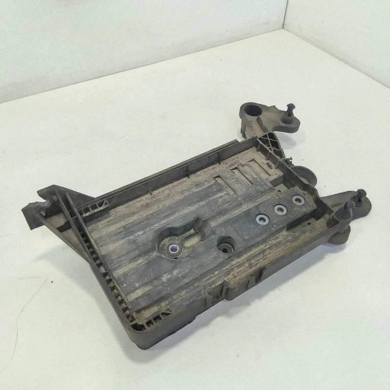 Battery tray – front