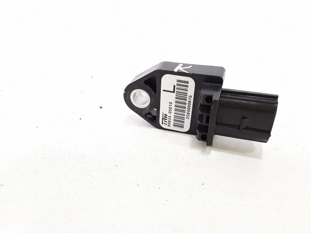 Drošības spilvenu trieciena sensors – kreisā