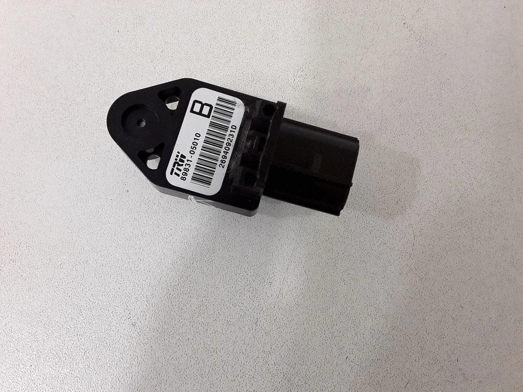 Drošības spilvenu trieciena sensors – kreisā