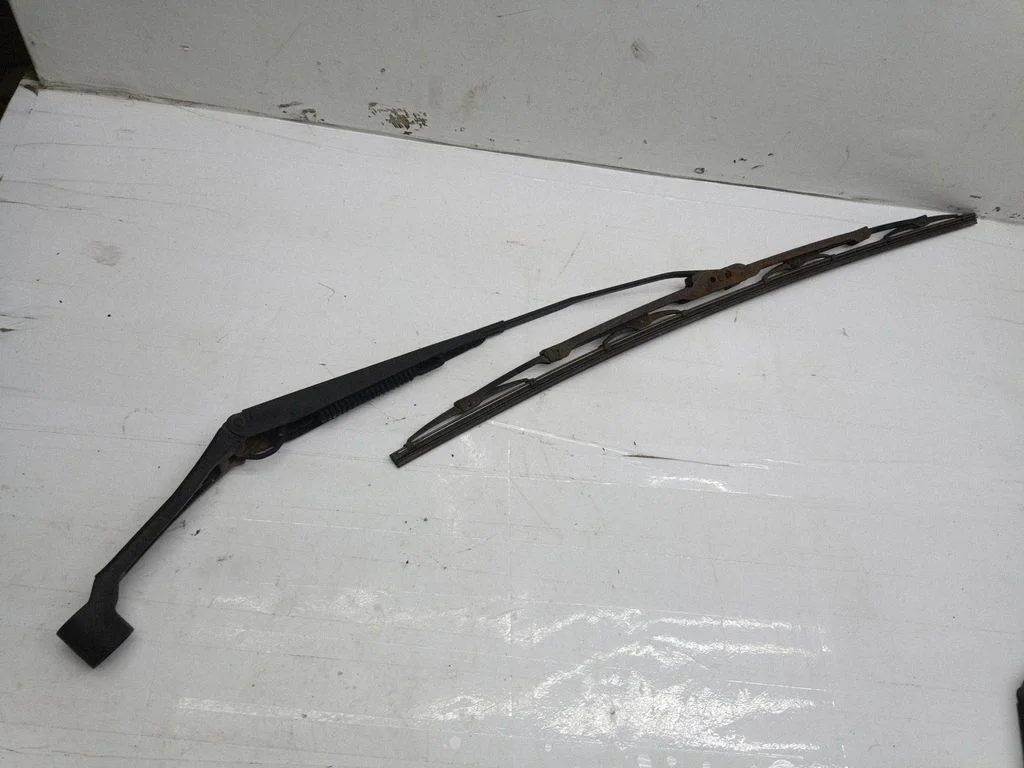 Front wiper blade arm