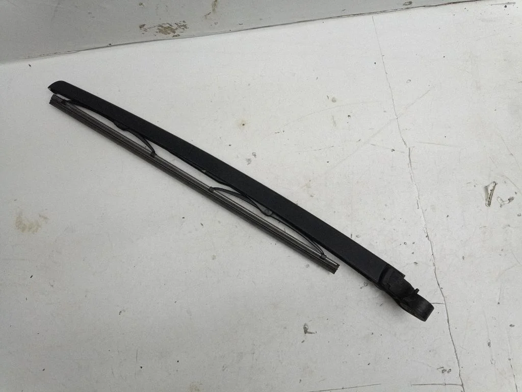 Rear wiper blade arm